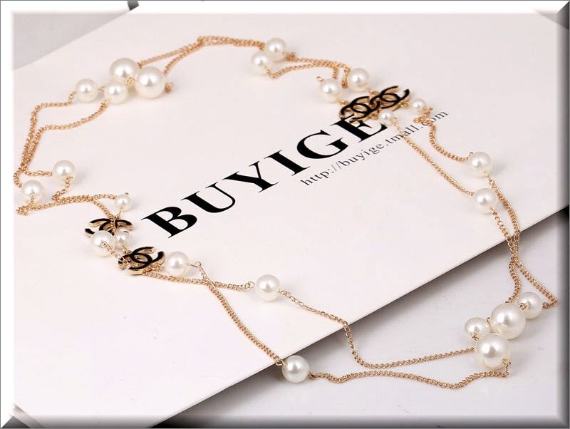 Colier fashion charmuri și perle