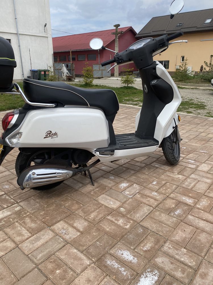 Scuter Moped Ride clasic