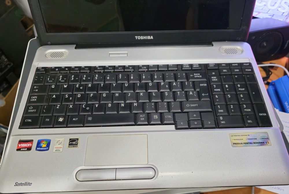 Vând laptop Acer, folosit de mine, în condiții bune de funcționare.