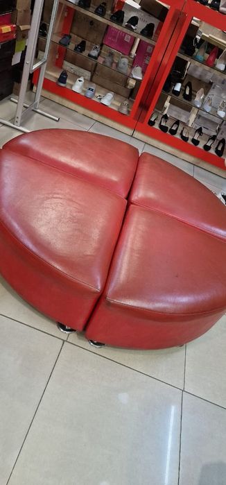 Продаю пуф красный