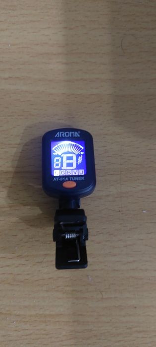 Vând chitara Harley Benton cu accesorii