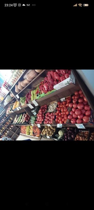 Продавам 2 бр.стелажи.