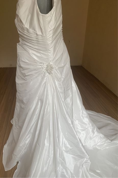 Rochie mireasa cu trena