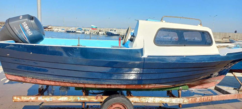 Лодка Кормуран с двигател