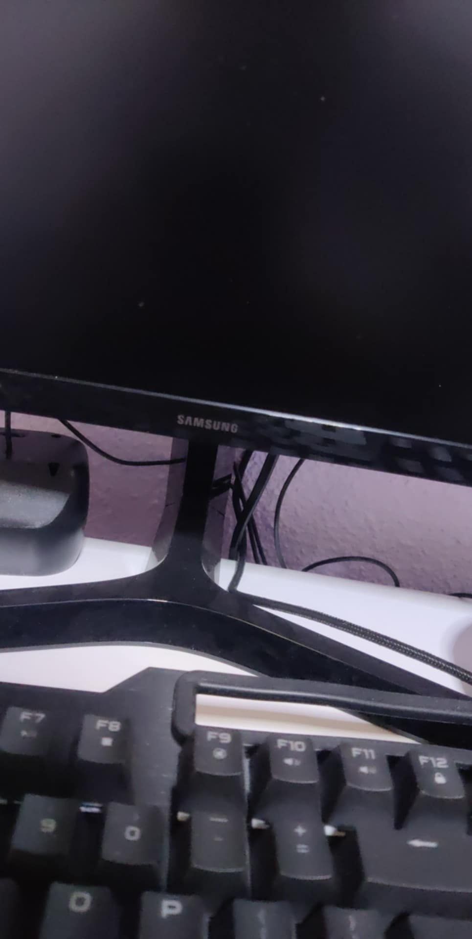 Se oferă spre vânzare Acest monitor.Samsung 27 ingh curved