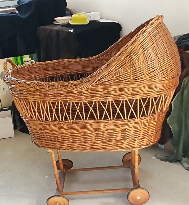 Pătuț rachita pentru bebelusi pe roti