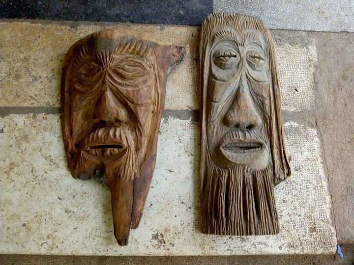 Дървена маска и корабче