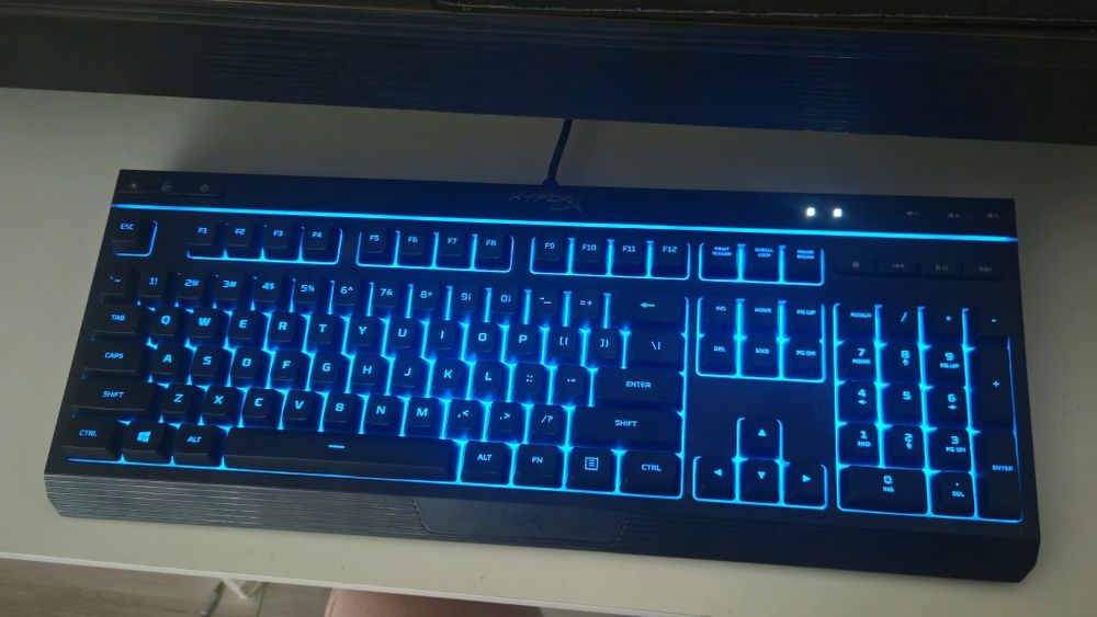 Calculator cu monitor, boxe și tastatură