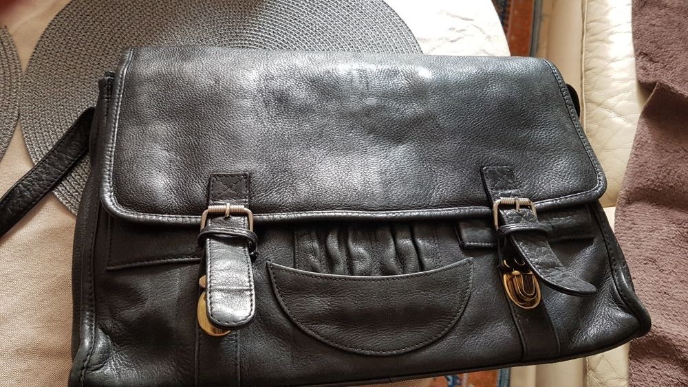 Черна кожена чанта с безброй разпределения