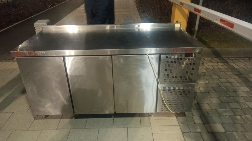 Холодильный стол срочно продается цена договорная