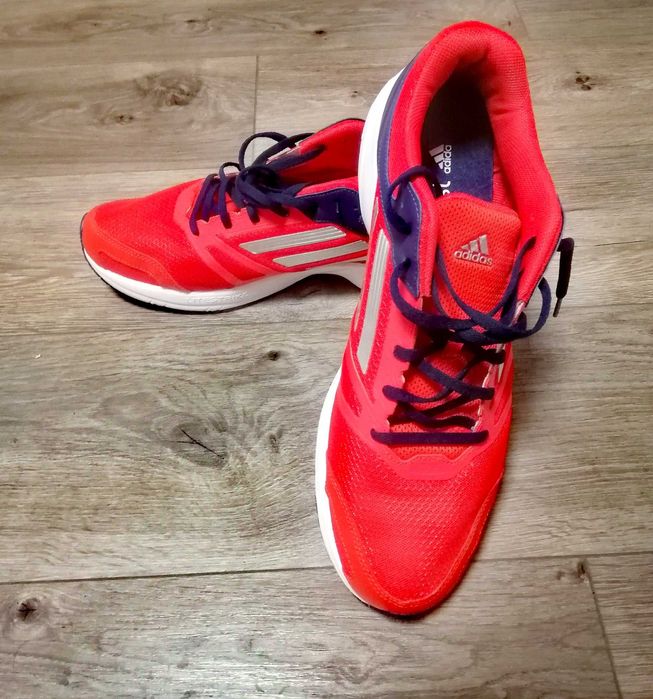 Pantofi noi de alergare de la companie Adidas