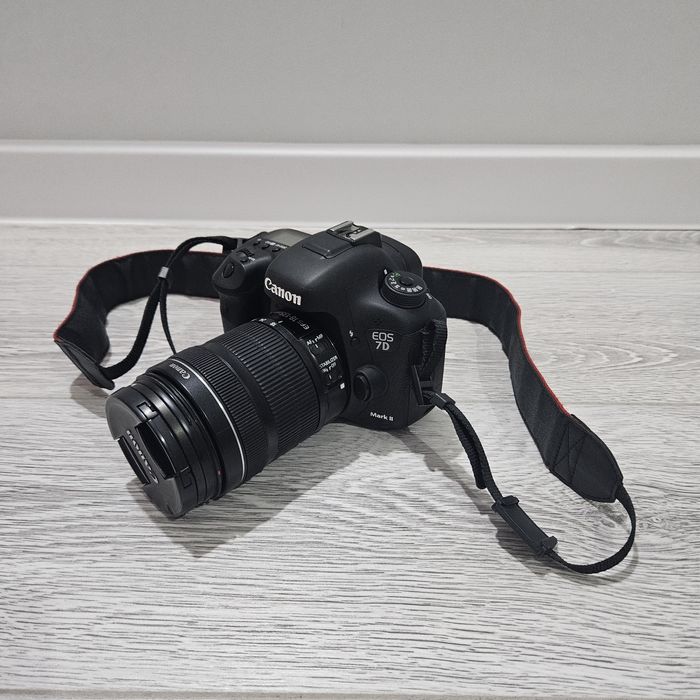 Продам зеркарный фотоаппарат Canon EOS 7D Mark 2