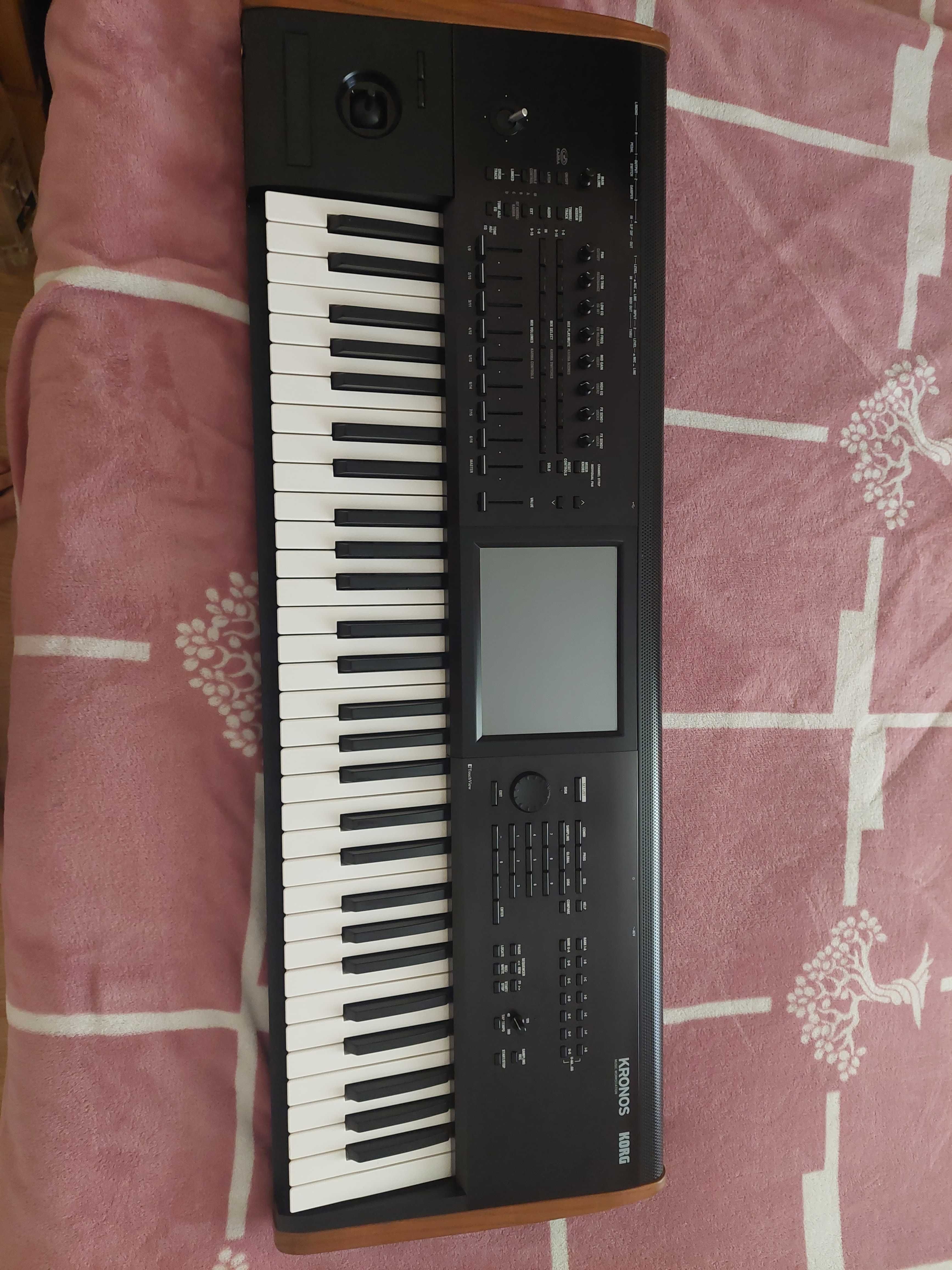 Vînd korg kronos 2