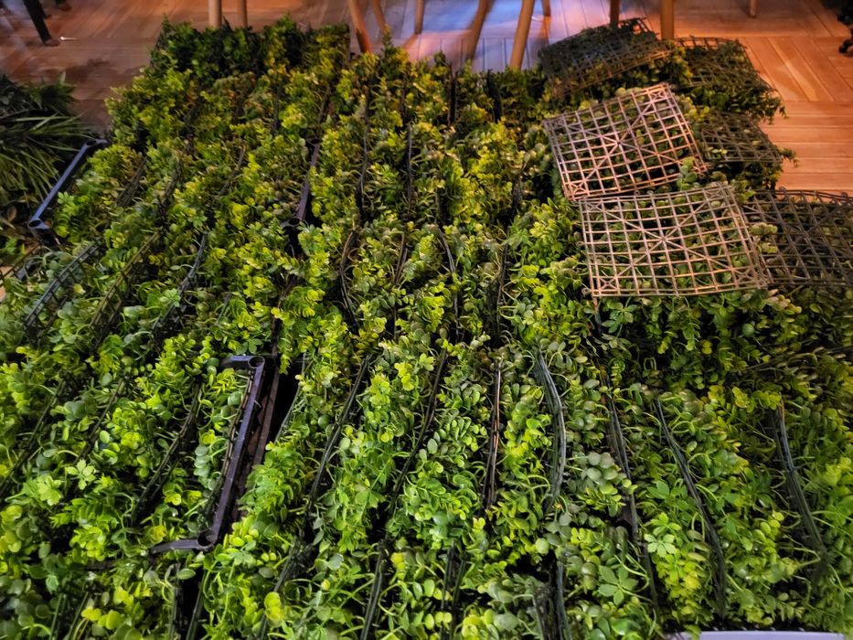 Високи бар маси и столове, ниски маси, кресла, декоративна зеленина