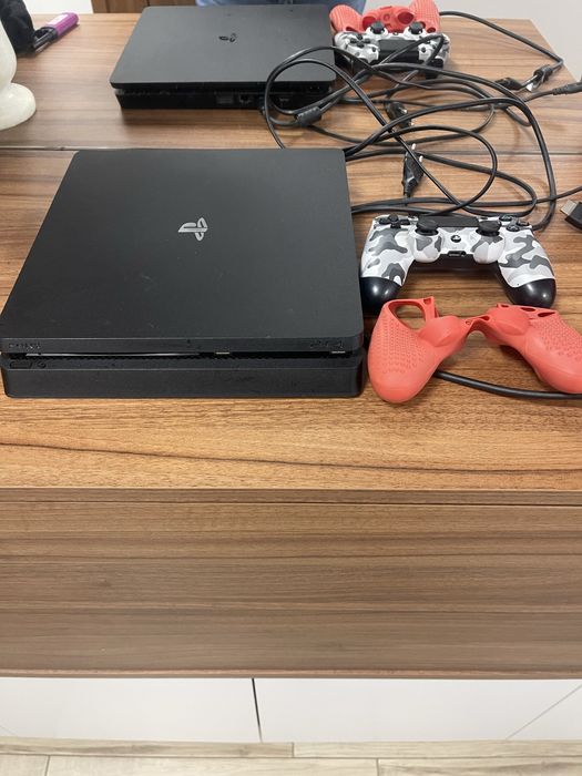 Плейстейшън 4 в перфектно състояние