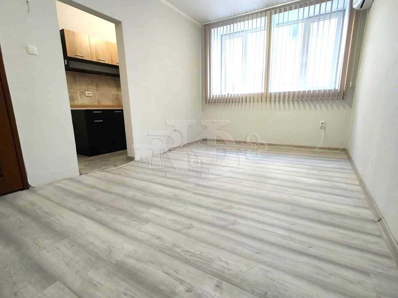 Зад хотел Добруджа, тристаен тухлен обновен апартамент, 81800€.