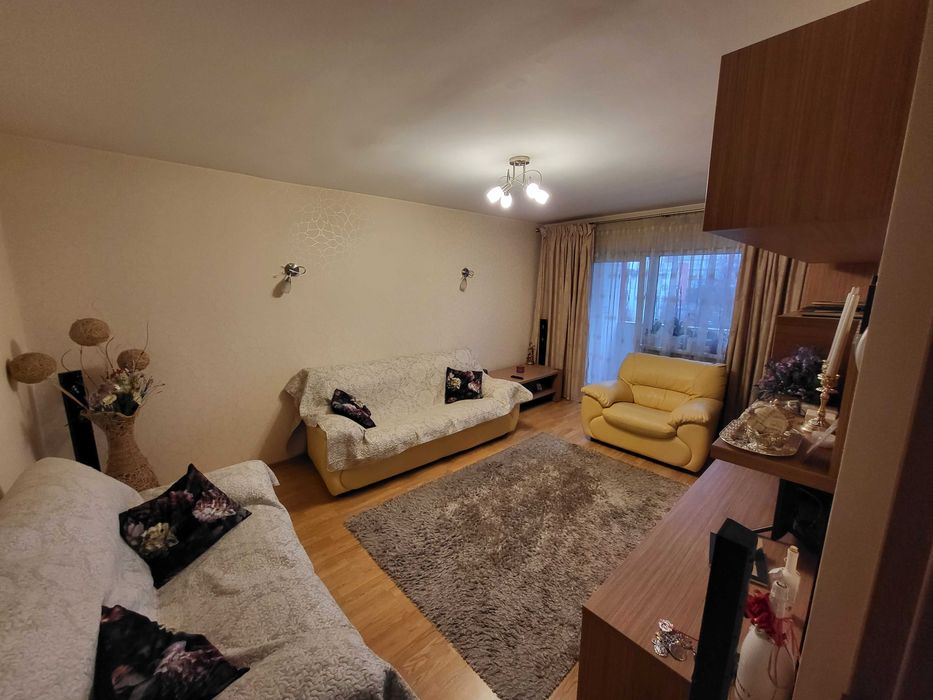 Persoana Fizica vand apart cu 3 camere, decomandat, zona linistita