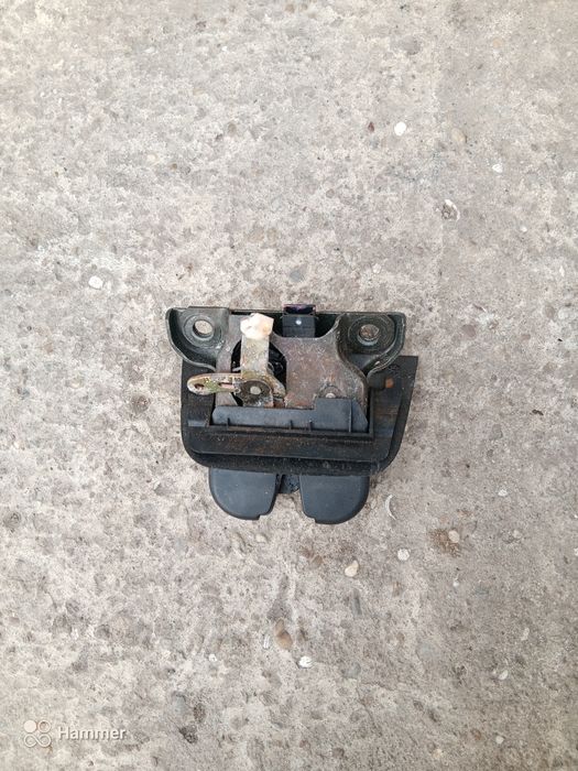 Продавам брава за заден капак на багажника за audi a3 8p