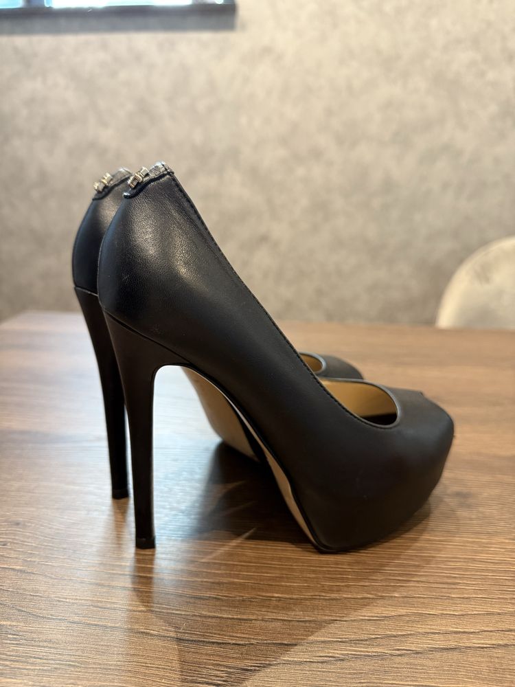 Кожени Обувки на ток Guess, ток 12 см, 35 р