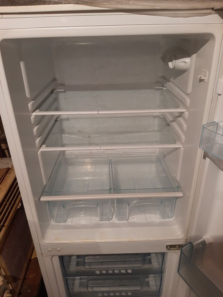 Продам не большой удобный компактный холодильник