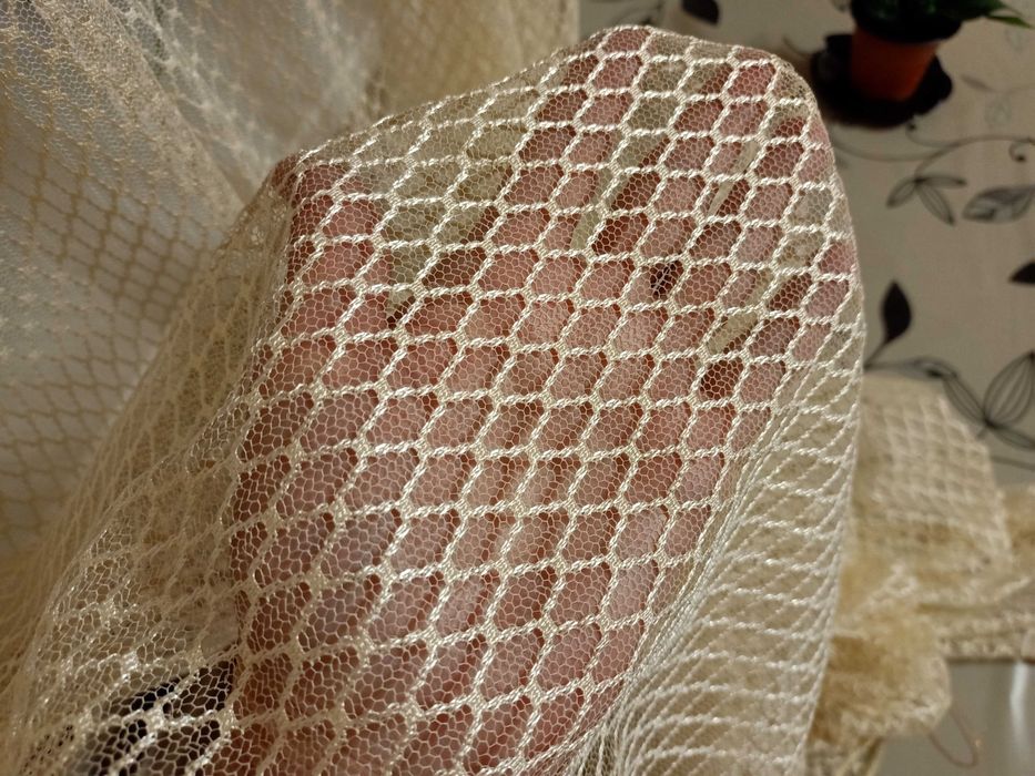 Продам кремовую тюль.