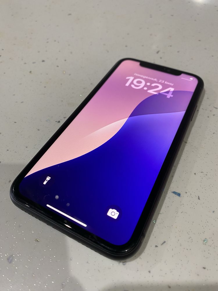 iPhone 11 black.