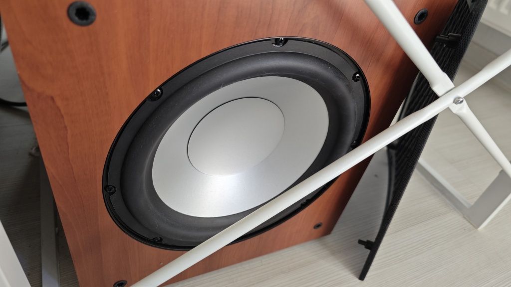 Subwoofer Jamo J 10 SUB, difuzor 25cm, bass reflex spate.