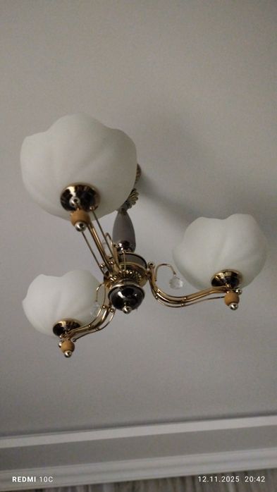 Люстра потолочная в отличном состоянии
