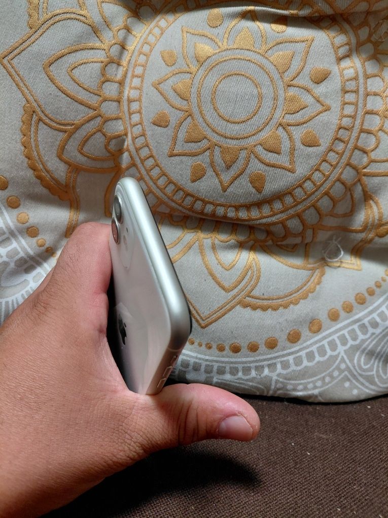 iPhone 11 като нов .