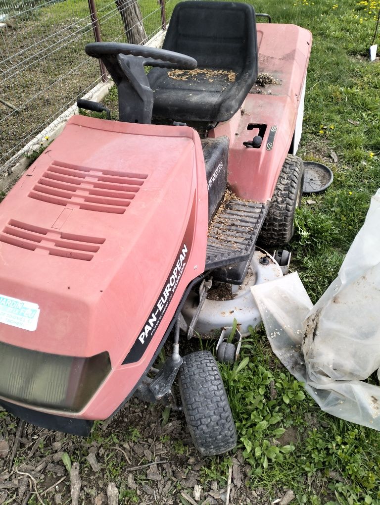 Tractoraș.tractor  tuns iarba. Honda.