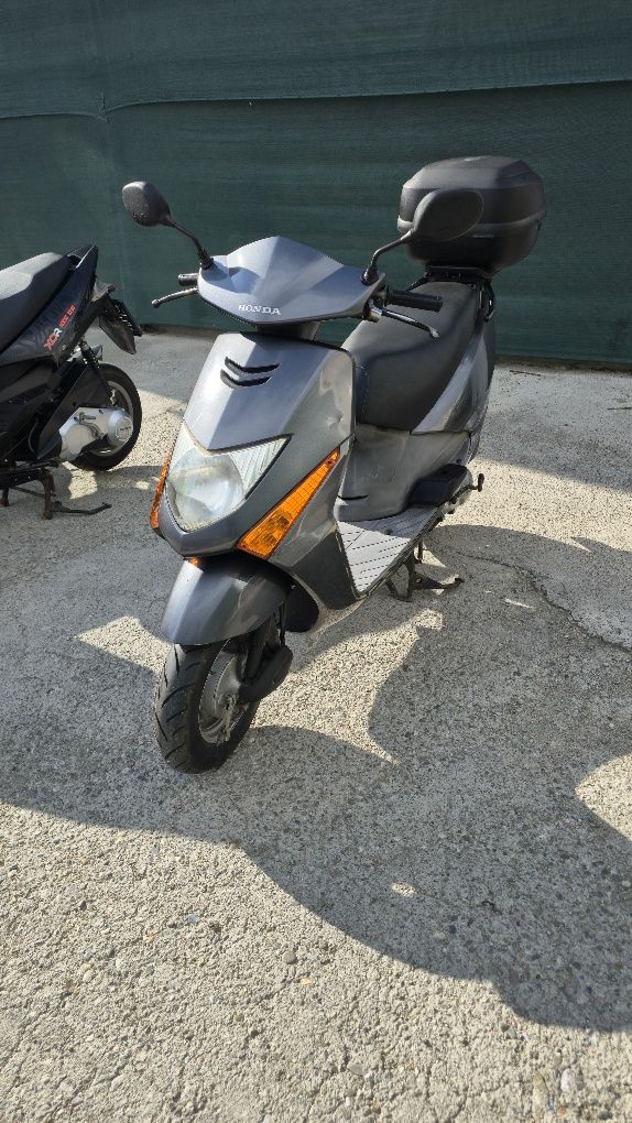 Scutere 49 și 125cc