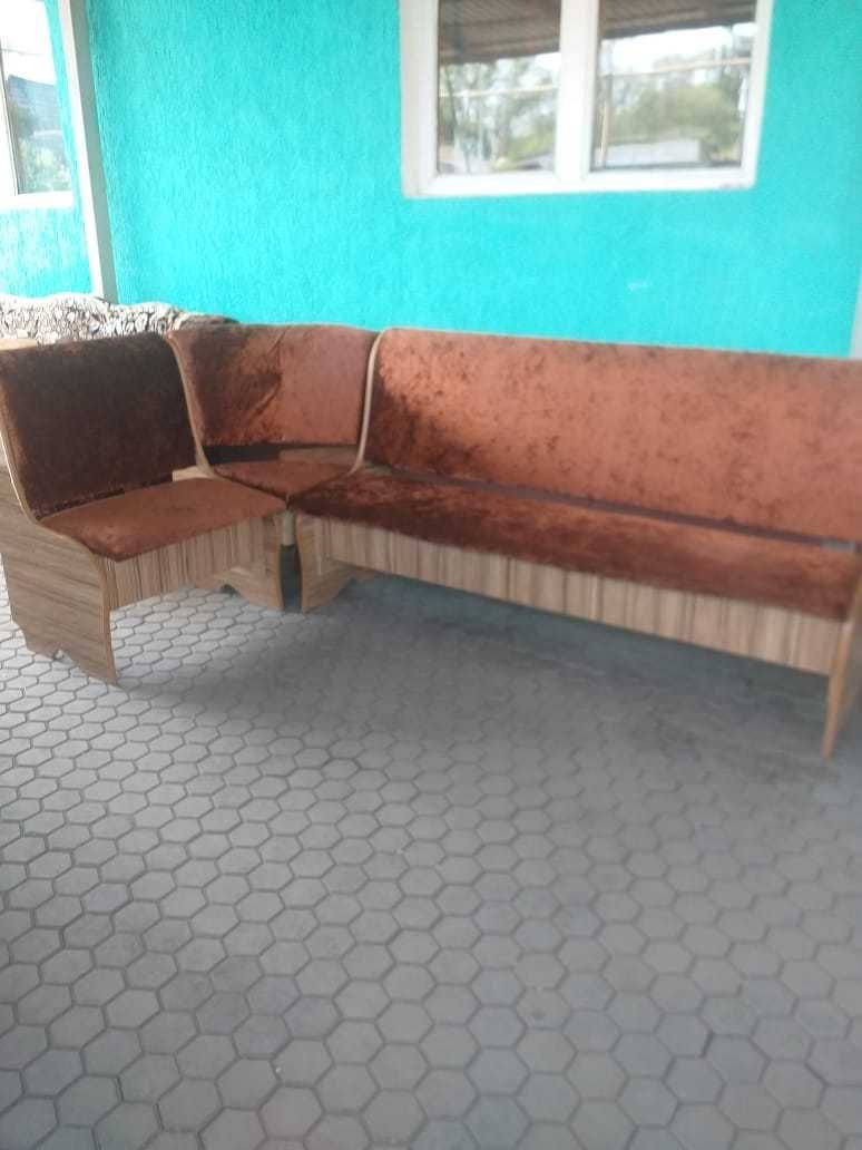 Стол и диван в коплекте