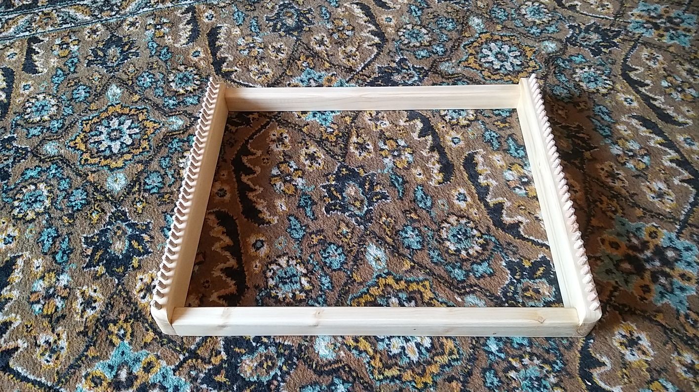 Детская рамка для ткачества с двумя челноками.