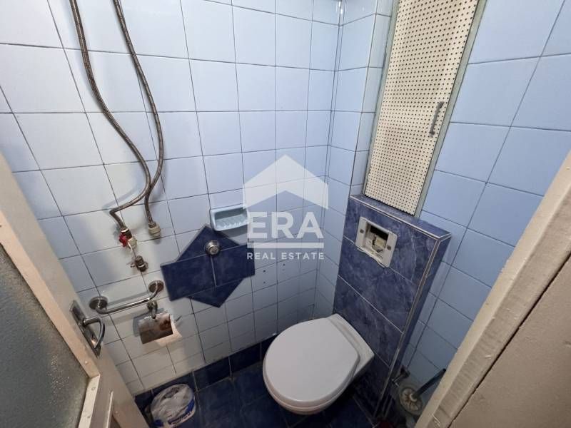 ЕКСКЛУЗИВНО! Тристаен обзаведен апартамент с таванско помещение с кому