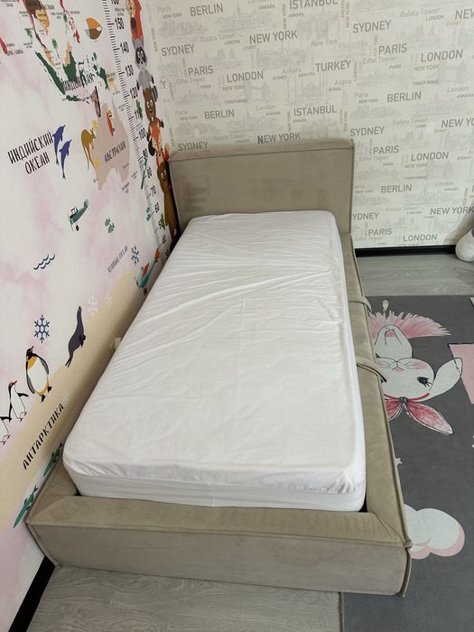 Кравать односпалка в отличном состояние с матрасом