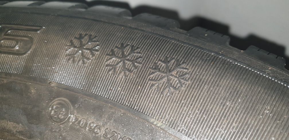 Зимни гуми 215/65 R16 - перфектни за сняг и черен път  4бр.