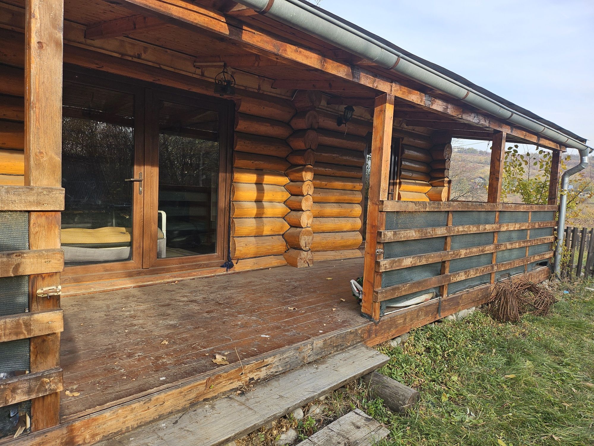 Vând casa din lemn rotund, mobilata și utilata complet