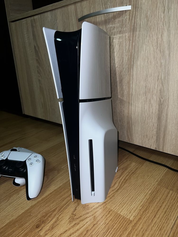 Vând PS5  Slim, 1TB, SSD, D-Chassis NOU! FIFA 2025 + 2 CONTROLERE