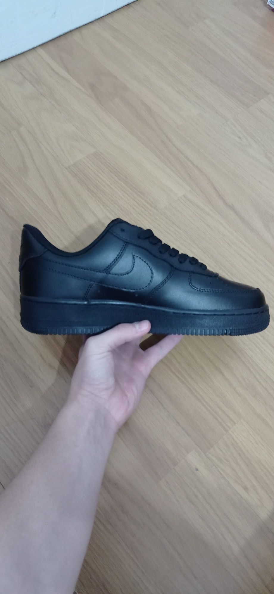 Vând Air Force 1 Black