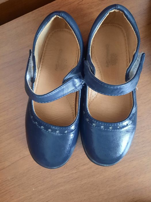Школьные туфли продаются