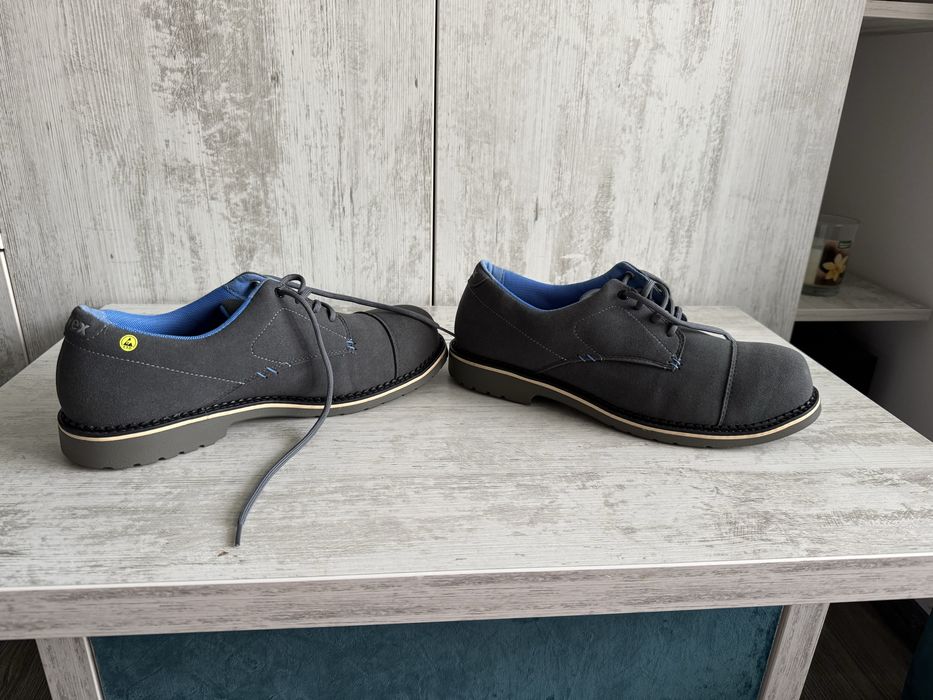 Vand pantofi de lucru