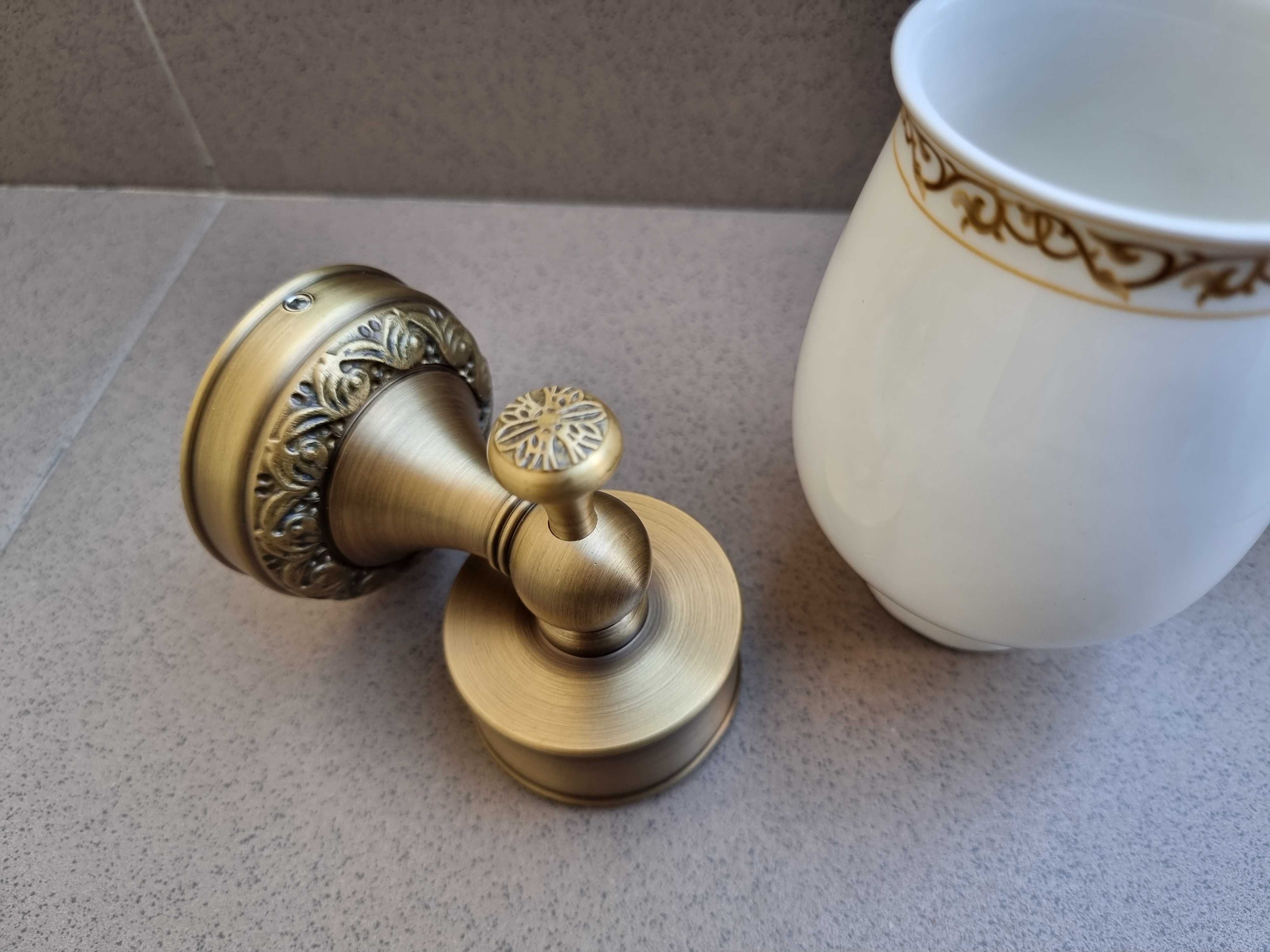 Accesorii baie bronz antic, suporti din alama si portelan