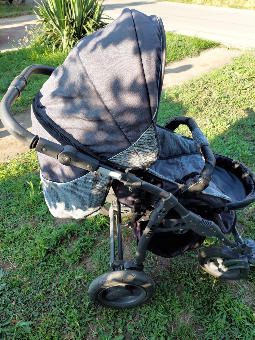 Детска количка Abdor zipp. Количката е с два коша зимен и летен.