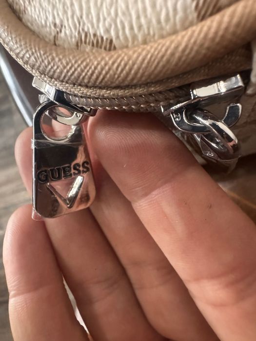 Guess чанта за тоалетни пренадлежности