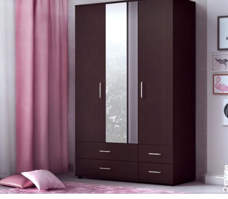 Гардероб с чекмеджета