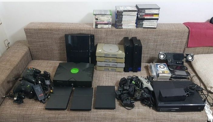 De vânzare PlayStation si mai multe obiecte