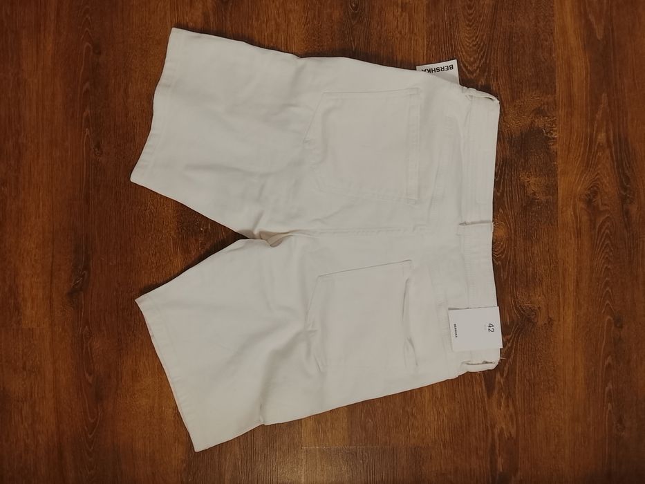 pantaloni scurti denim bershka,42