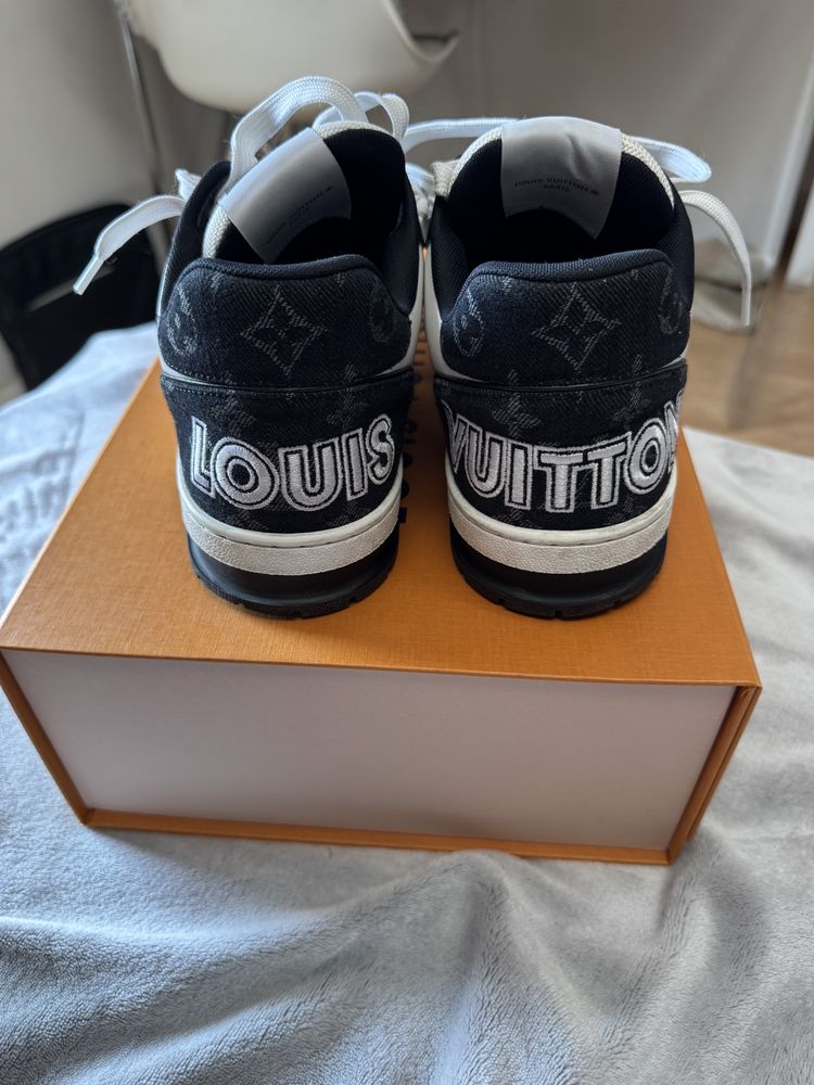 Adidasi Louis Vuitton negru cu alb