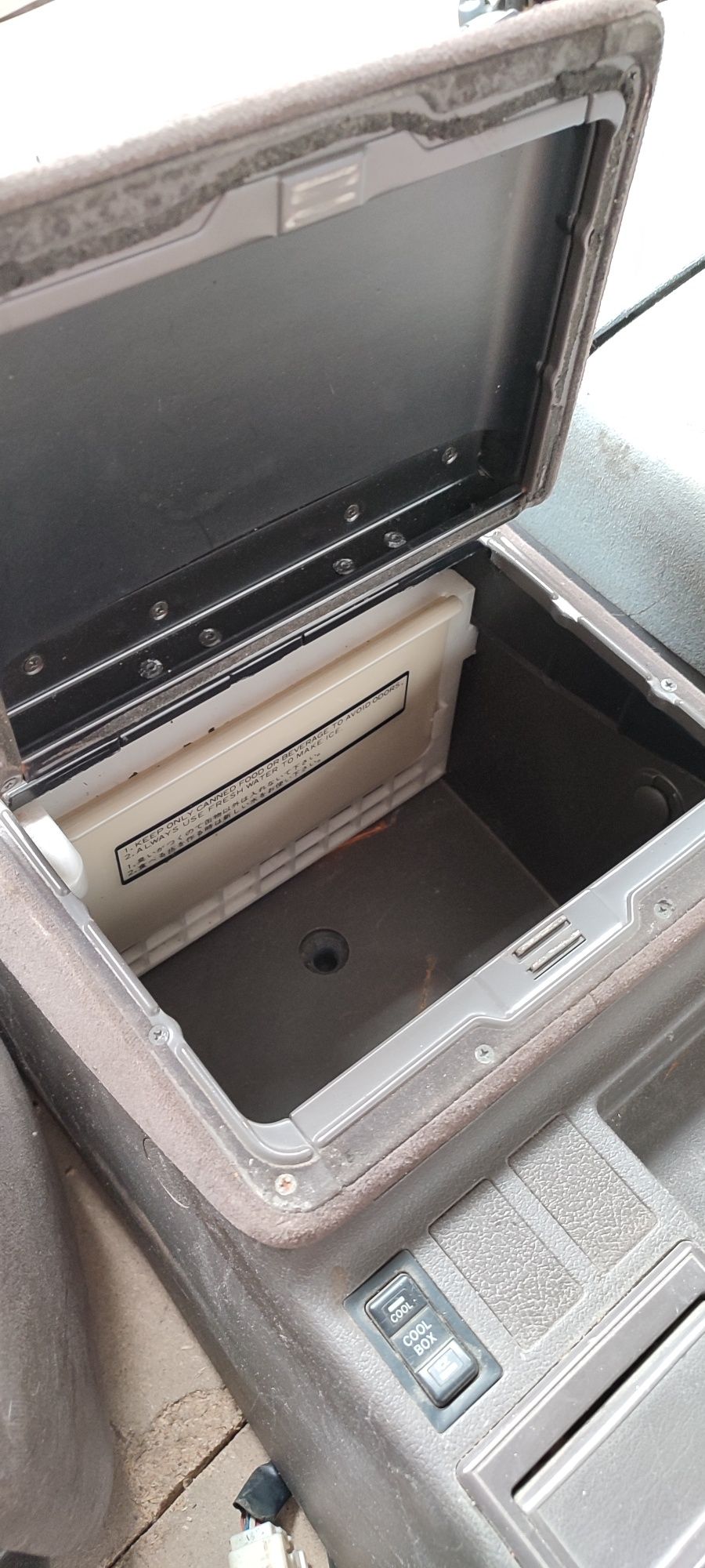 Подлокотник с холодильником на Toyota Hiace 106