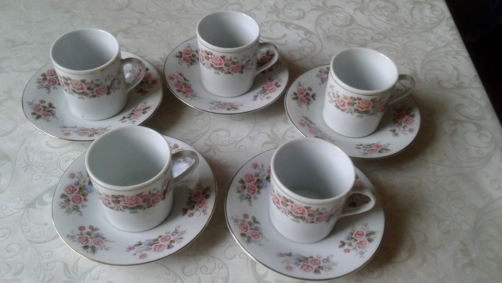 Кофейные чашечки с блюдцами в хорошем состоянии